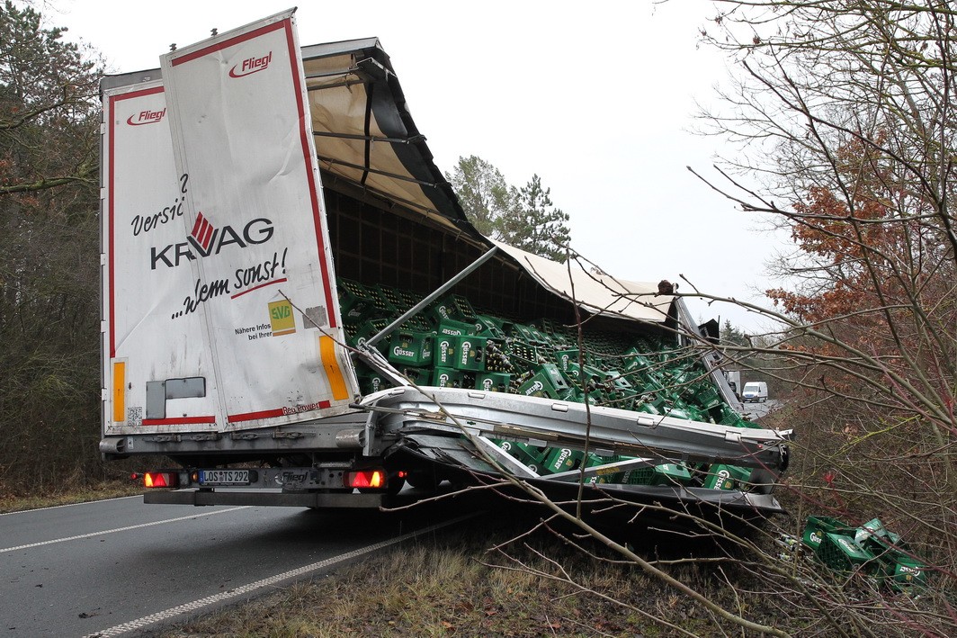 Viele Bier-Flaschen überlebten diesen Unfall nicht.