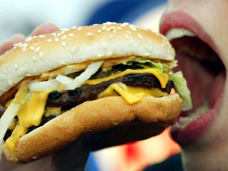 Vorsicht, Fast Food: Fettiges Essen kann Sodbrennen auslösen.