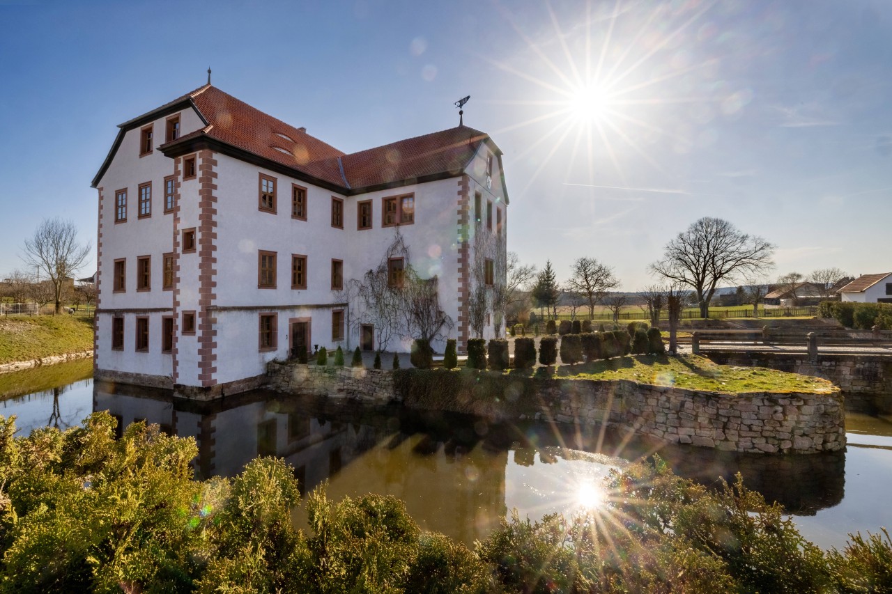 Ab Ende der Woche können Thüringens Sehenswürdigkeiten, wie das Wasserschloss Oberstadt, wieder bei besserem Wetter besichtigt werden.