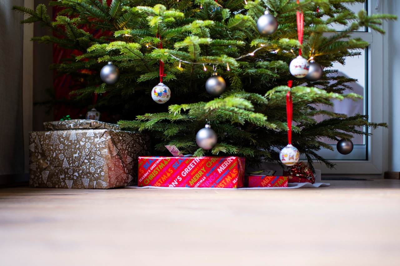 Bei einer Familie aus Thüringen lagen in diesem Jahr keine Geschenke unter dem Weihnachtsbaum. (Archivbild)
