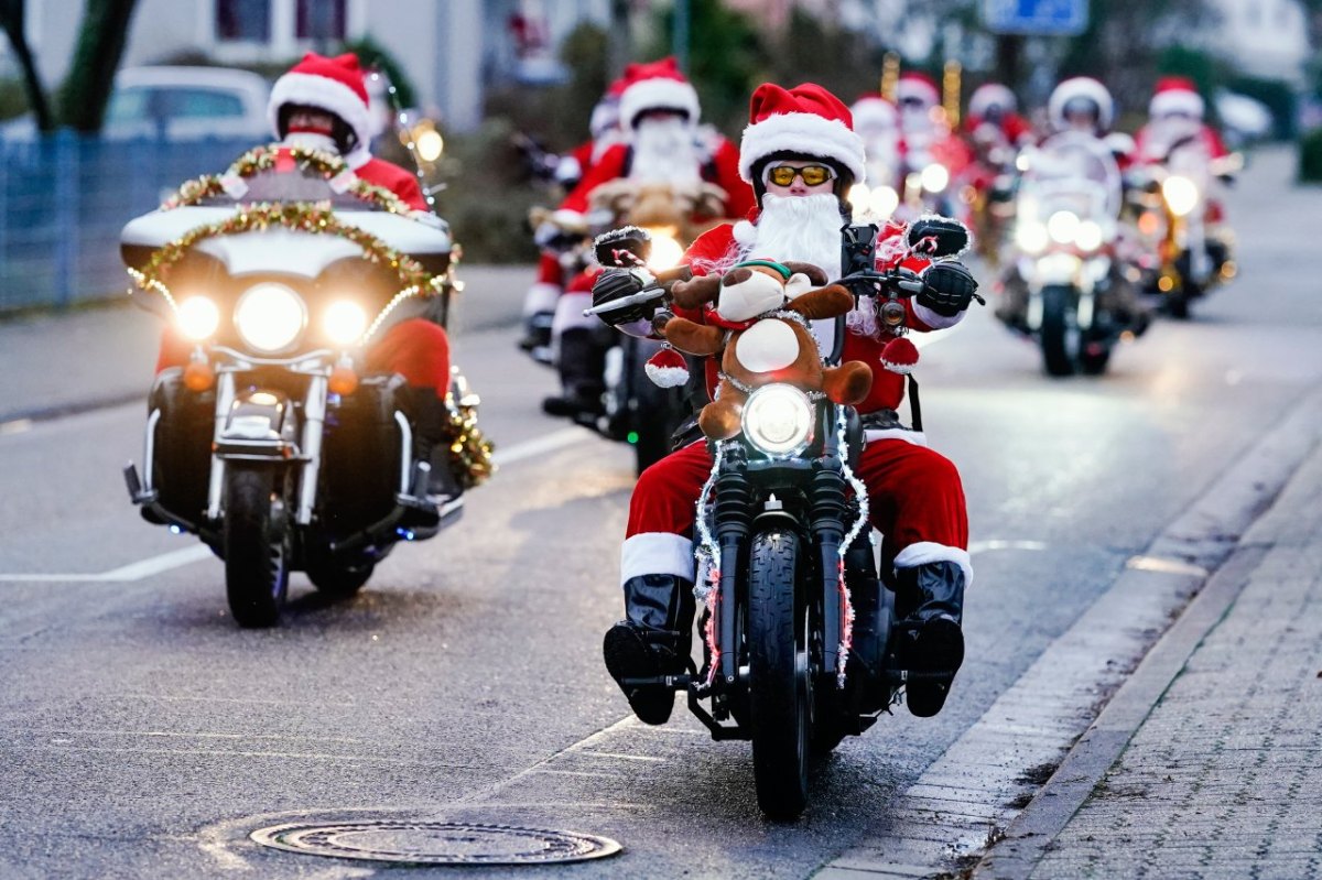 Weihnachtsmänner Mopeds Erfurt.jpg