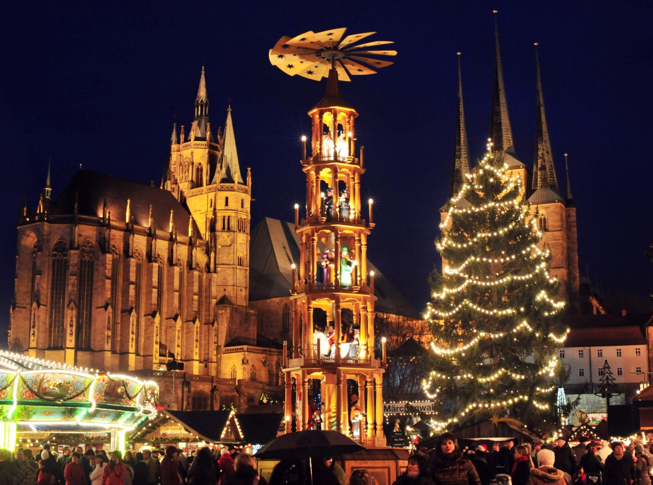Der Weihnachtsmarkt in Erfurt ist einer der schönsten in Deutschland. Doch 2020 mussten alle wegen der Corona-Pandemie darauf verzichten. (Archivbild)