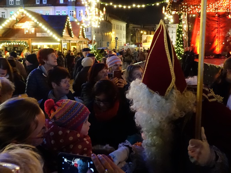 Anschließend mischte sich Sankt Nikolaus noch unter das Volk und sprach mit kleinen ...