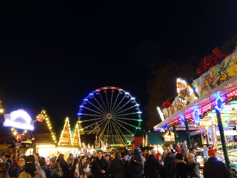 Schon am Eröffnungstag war der Erfurter Weihnachtsmarkt, der weit über die Grenzen Thüringens hinaus beliebt ist, gut besucht. 