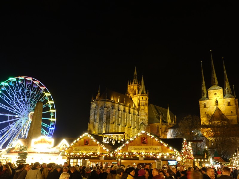 ... die festliche Kulisse, die den Erfurter Weihnachtsmarkt so besonders macht. 