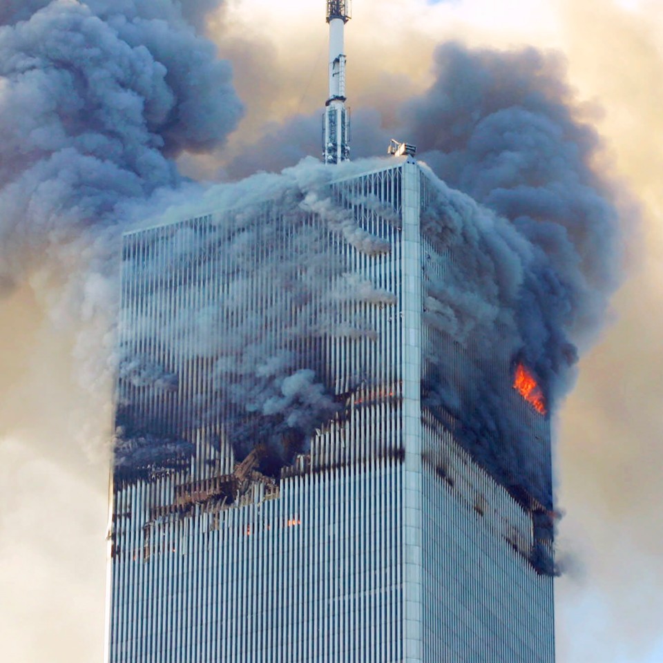 Feuer und Rauchschwaden sind am Nordturm des World Trade Centers zu sehen, nachdem Terroristen zwei entführte Flugzeuge in das World Trade Center in New York geflogen und die Zwillingstürme zum Einsturz gebracht hatten.