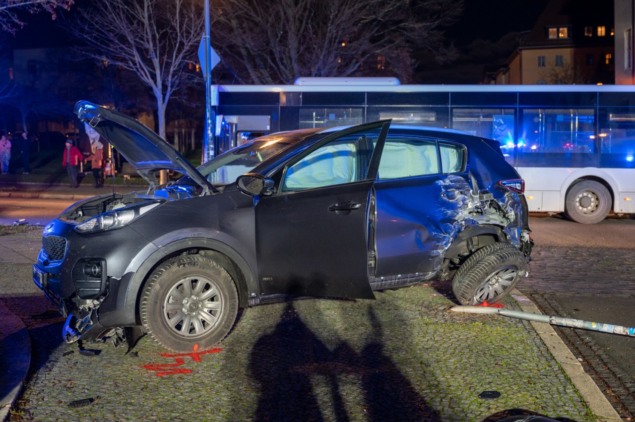 Der Kia wurde durch den Aufprall mit dem Bus auf den Gehweg geschleudert.