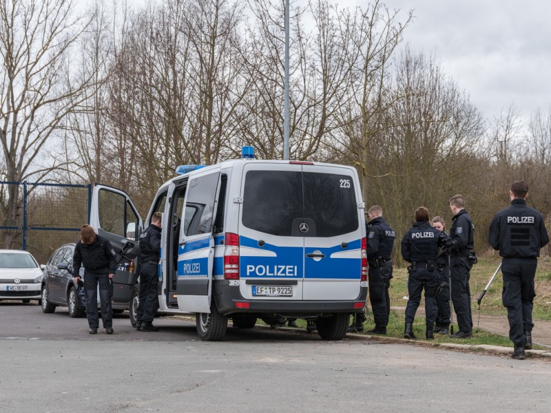 Im Fall des getöteten 18-Jährigen in Weimar suchte die Polizei am Dienstag (21.03.2017) in Weimar-West nach der Tatwaffe. Foto: Stefan Eberhardt