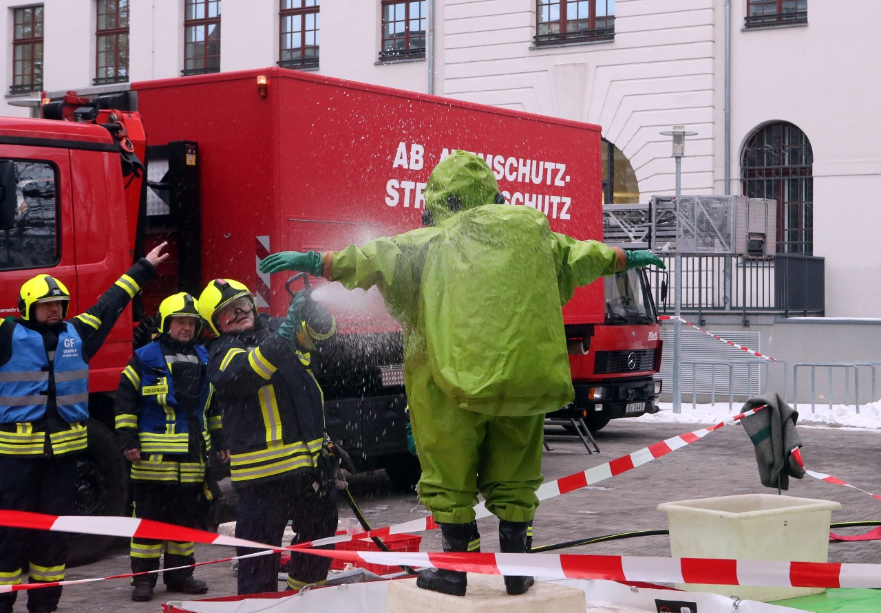 Die Substanz und der Brief wurden von Feuerwehrleuten in Schutzanzügen aus dem Gerichtsgebäude in Gera geborgen.