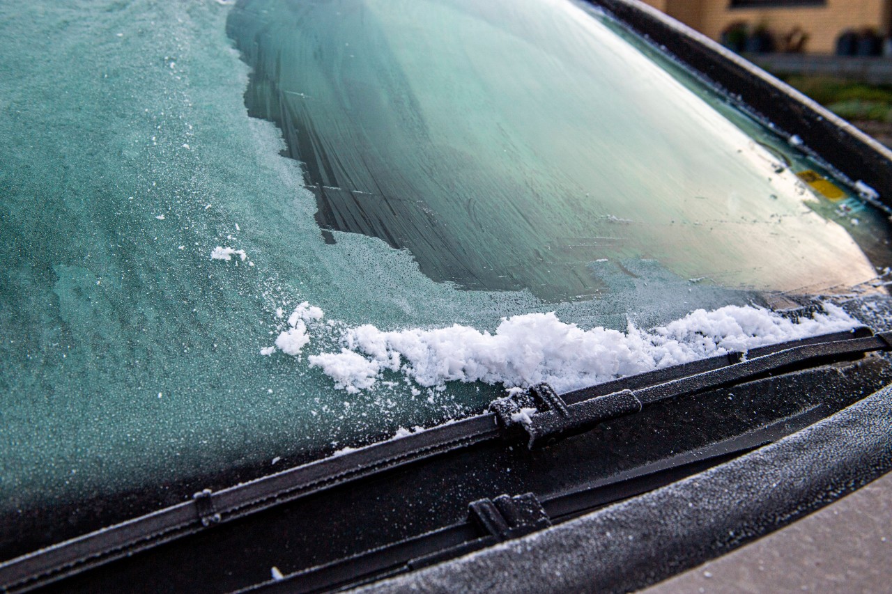 Autofahrer sollten ab sofort etwas mehr Zeit einplanen – um die Scheiben vom Frost zu befreien.
