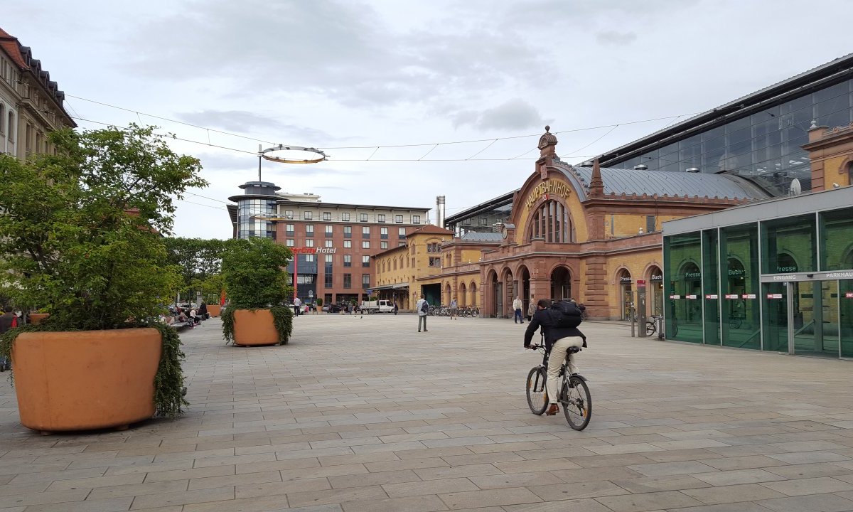 Willy-Brand-Platz mit Hauptbahnhof in Erfurt