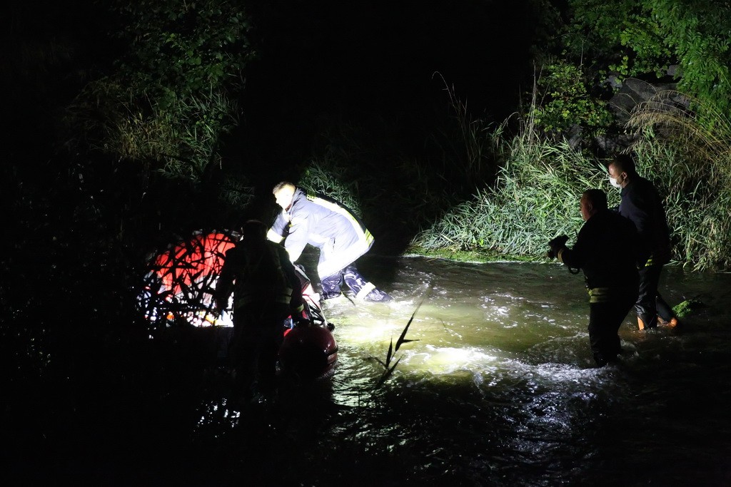 Sonderhausen: Auch mit einem Boot suchte die Feuerwehr nach der vermeintlich leblosen Person.