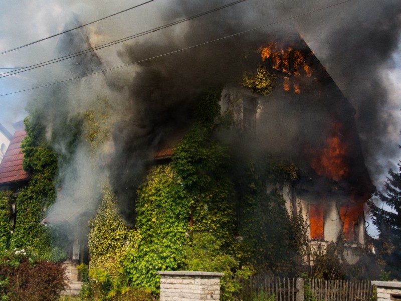 Ein Wohnhaus in Hildburghausen steht komplett in Flammen.