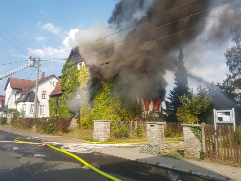 In Hildburghausen kämpfen mehrere Feuerwehren derzeit gegen einen Wohnhausbrand. Wie ein Sprecher der Landeseinsatzzentrale mitteilte, stehe ein Gebäude am späten Freitagnachmittag komplett in Flammen.