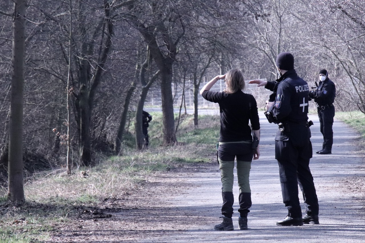 Eine Mitarbeiterin des „Kompetenzzentrum Wolf“ hielt nach Spuren Ausschau. 