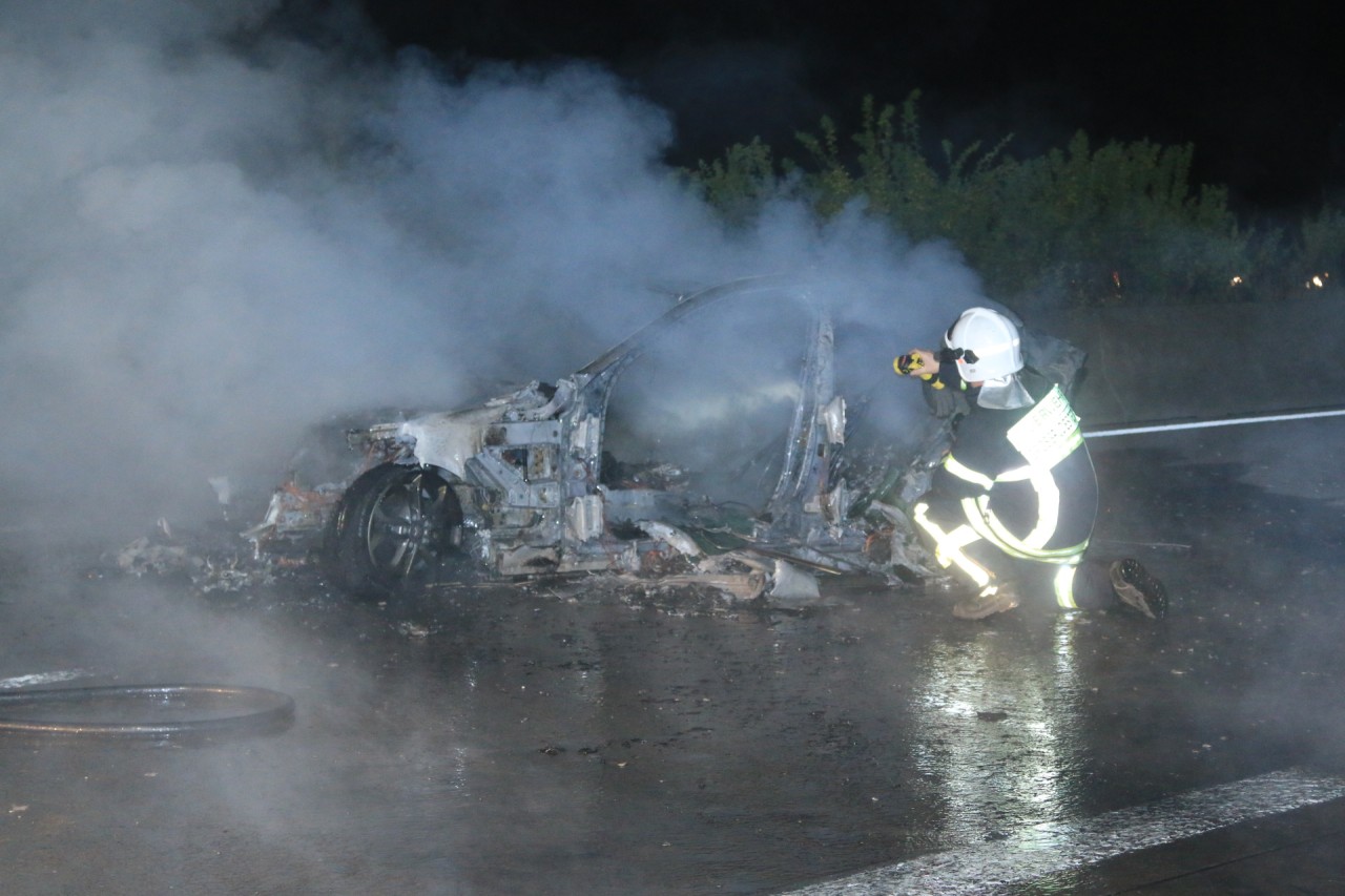 Nach dem Unfall auf der A71 Richtung Erfurt am Sonntagabend ist ein Auto komplett ausgebrannt.