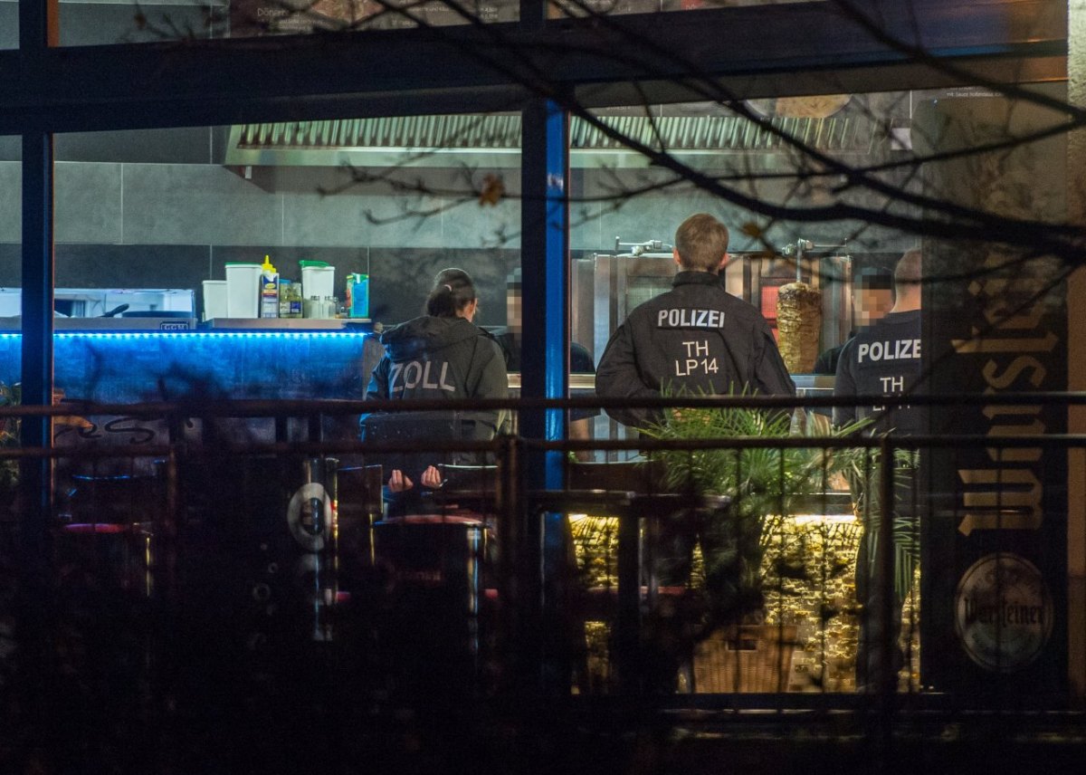 Zoll und Polizei kontrollieren wegen möglicher Schwarzarbeit in Erfurt