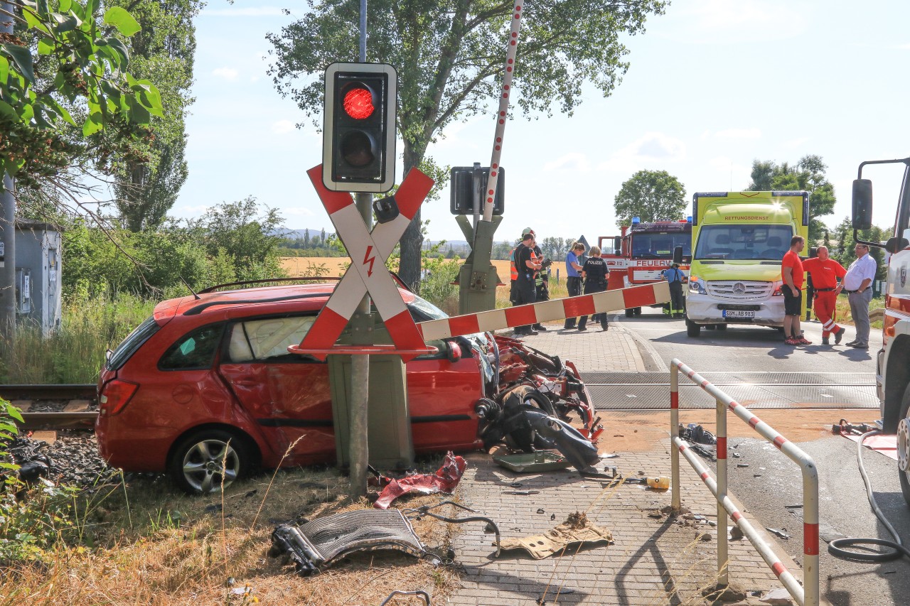 Ein schrecklicher Unfall hat sich auf der Bahnstrecke zwischen Erfurt und Sangerhausen ereignet.