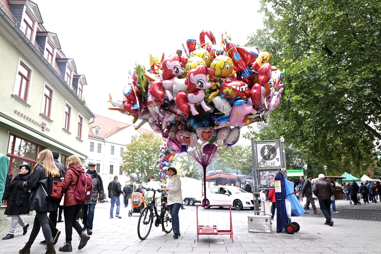 Bunte Luftballons gibt es an mehreren Ecken auf dem Zwiebelmarkt.