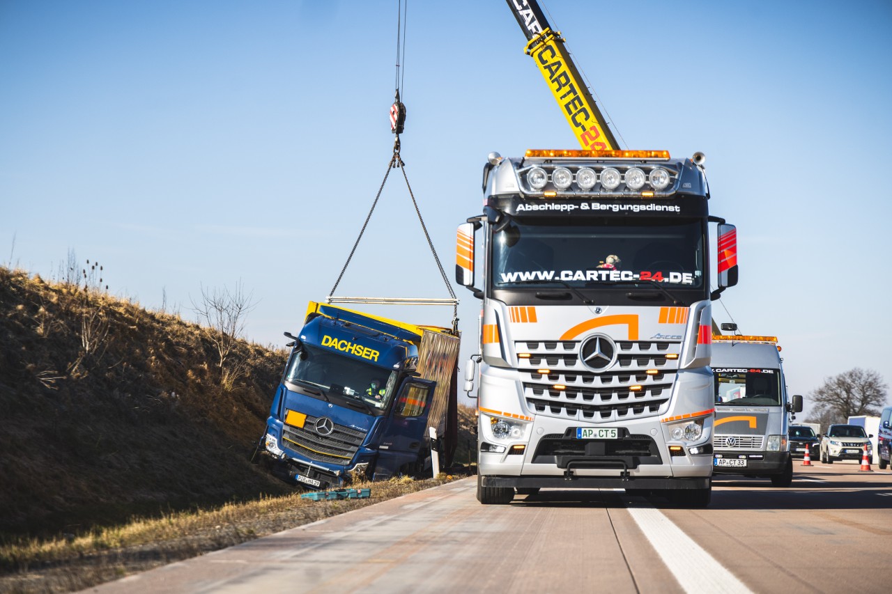 Komplizierter Einsatz auf der A4 bei Gera: Ein Lkw landete im Graben. Er hatte Gefahrgut geladen.