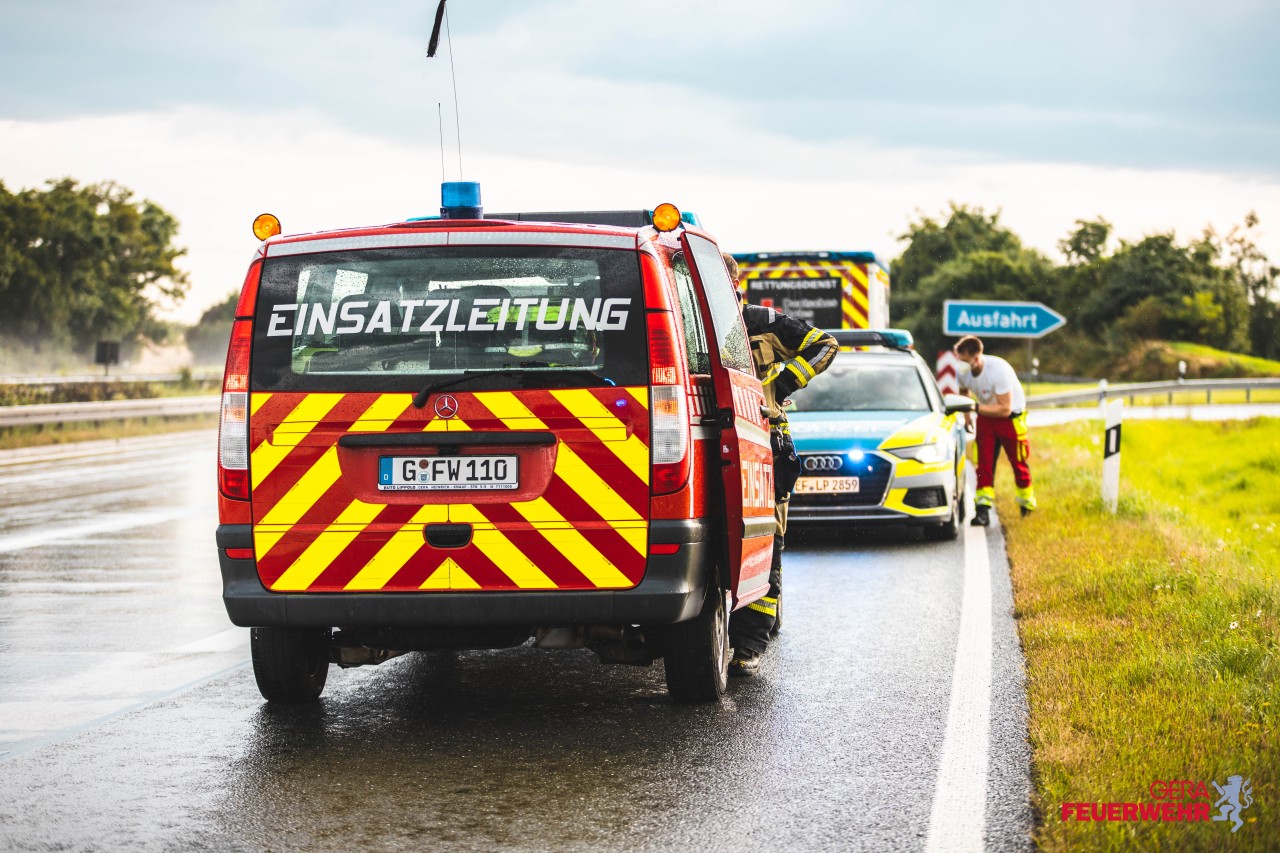 Feuerwehr und Polizei waren am Sonntag an der A4 bei Rüdersorf im Einsatz.