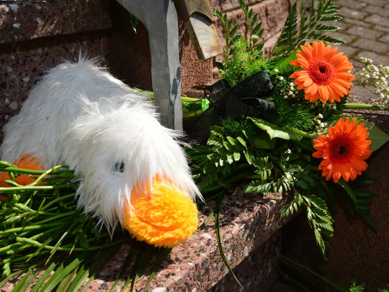 Blumen als Zeichen der Trauer und ein Stofftier liegen am 16.06.2017 auf der Eingangstreppe zu einem Wohnhaus im südthüringischen Altenfeld (Ilmkreis). Dort wurden am gestrigen Donnerstag zwei Kinder im Alter von ein und vier Jahren durch die Mutter tot aufgefunden. 