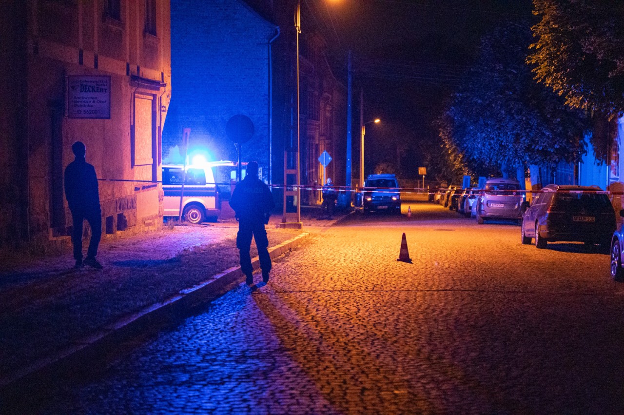 In Apolda (Thüringen) ist ein Polizist bei einer Kontrolle von einem Auto überfahren und schwer verletzt worden.