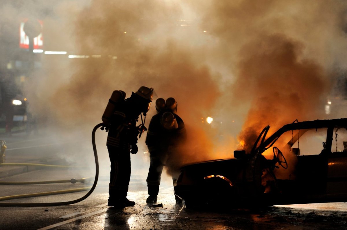 auto brennt nachts feuerwehr