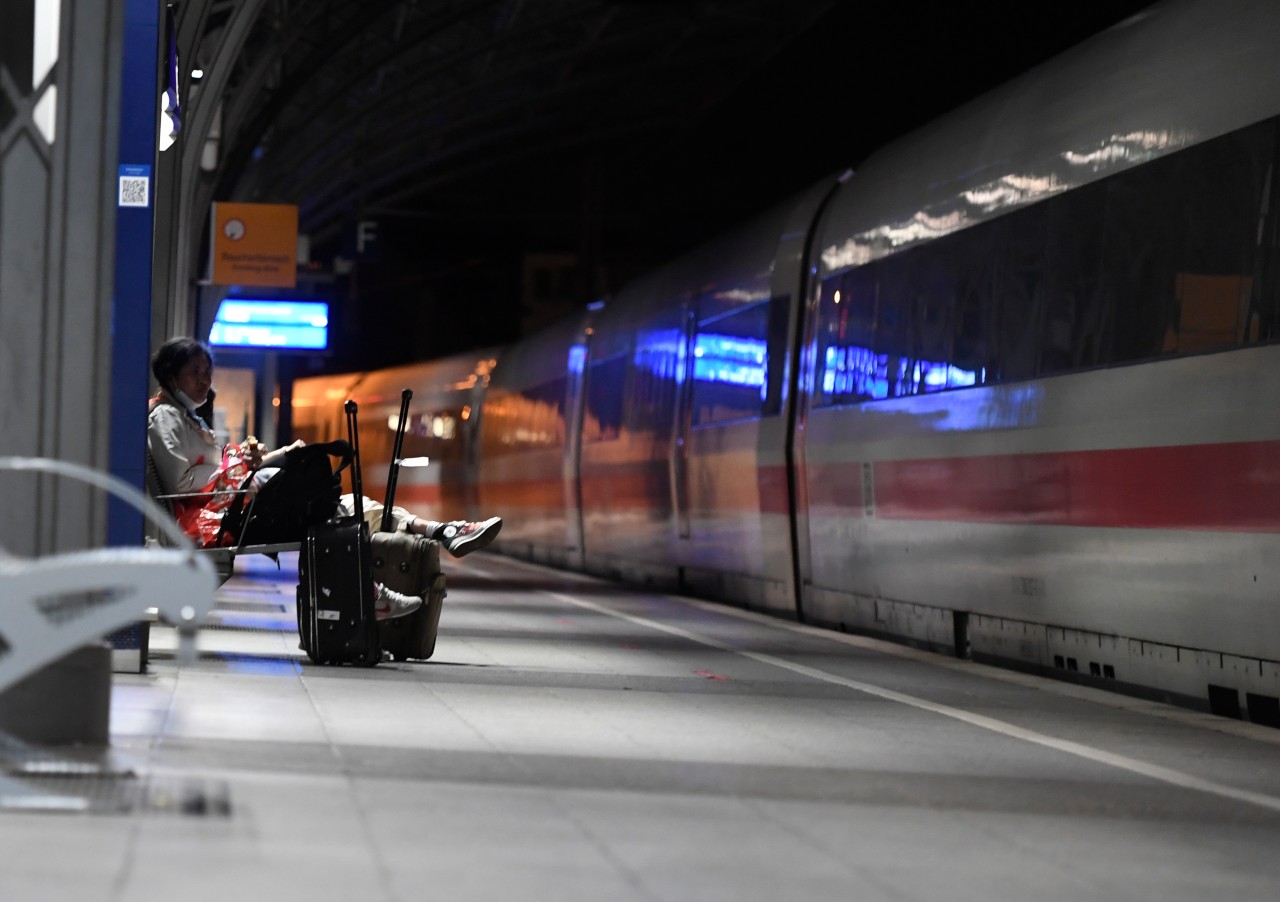  Die Gewerkschaft Deutscher Lokomotivführer (GDL) hat ihren neuen Streik bei der Bahn in der Nacht zum Montag auf den Personenverkehr ausgeweitet. Thüringen trifft der Streik besonders hart... (Symbolbild)