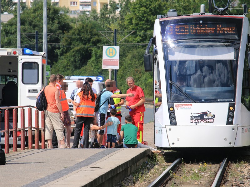 In Erfurt wurde am Montagnachmittag (7. August 2017) eine Frau von einer Straßenbahn angefahren. In der Nordhäuser Straße hatte die Mutter, die mit ihren zwei Kindern unterwegs war, die Tram der Linie 3 vermutlich übersehen. Sie kam ins Krankenhaus, wurde laut Polizei aber nicht lebensbedrohlich verletzt. (Foto: Matthias Gränzdörfer)