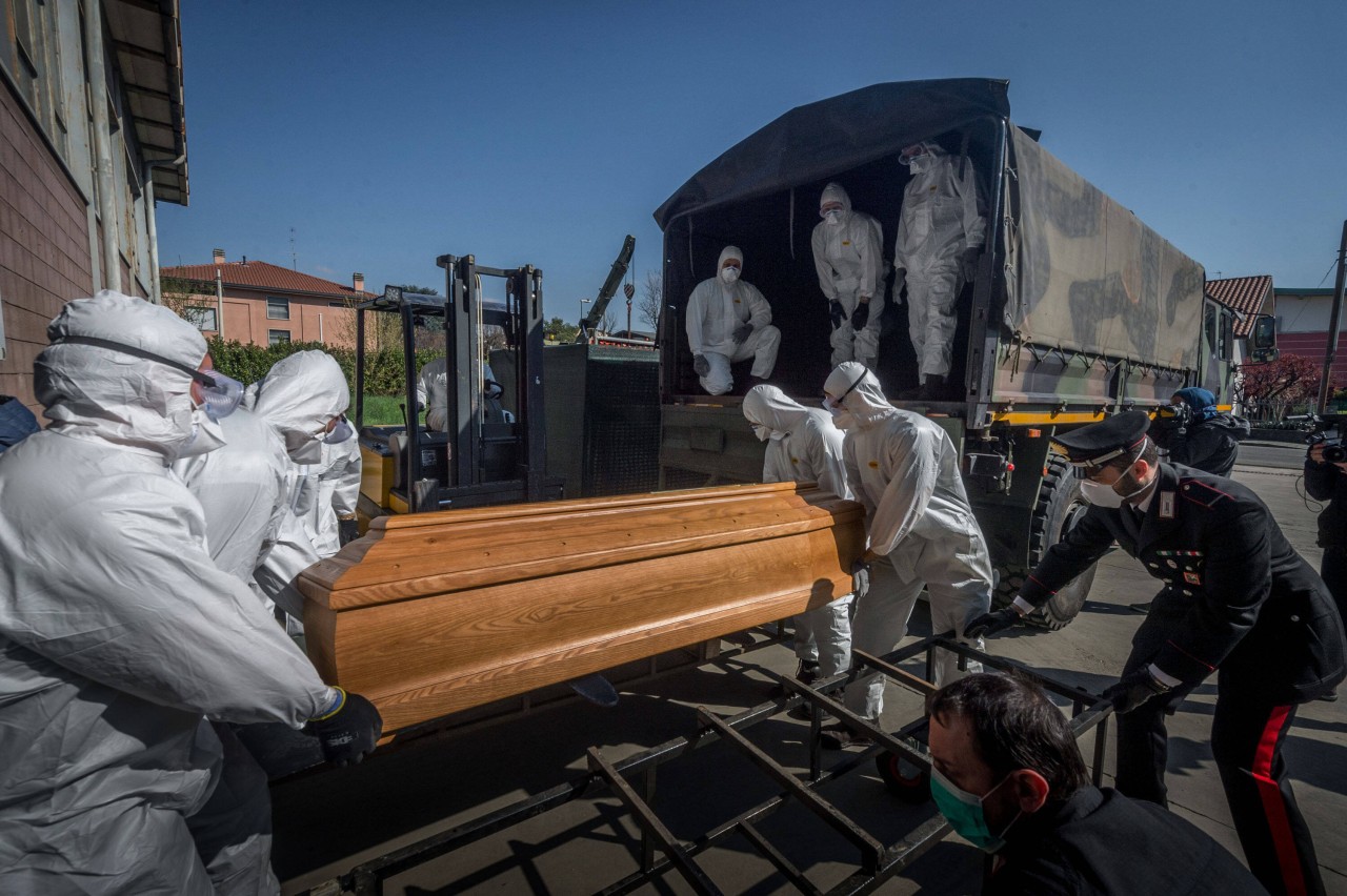 Bergamo im März: Militär-Lkw bringen die Corona-Toten zu den Krematorien. Diese Bilder soll es in Deutschland nicht geben.