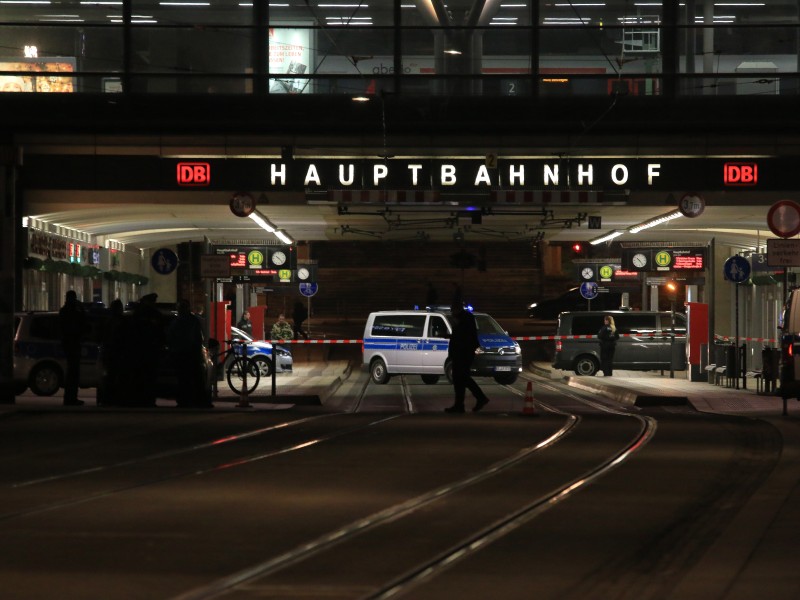 Ersten Informationen zu Folge, soll es eine Schießerei am Erfurter Hauptbahnhof gegeben haben. Die Polizei ist mit einem Großaufgebot vor Ort. Foto: Matthias Gränzdörfer
