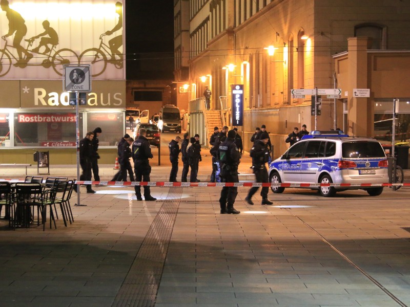 Ersten Informationen zu Folge, soll es eine Schießerei am Erfurter Hauptbahnhof gegeben haben. Die Polizei ist mit einem Großaufgebot vor Ort. Foto: Matthias Gränzdörfer