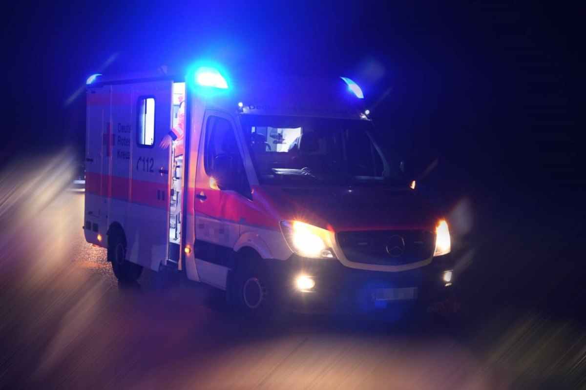blaulicht rettungswagen krankenwagen abend nacht dunkel unfall symbolbild