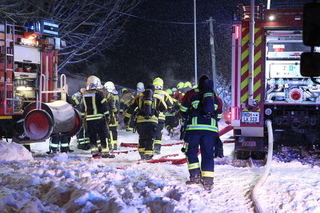 Dutzende Kräfte mehrerer Feuerwehren waren im Einsatz.