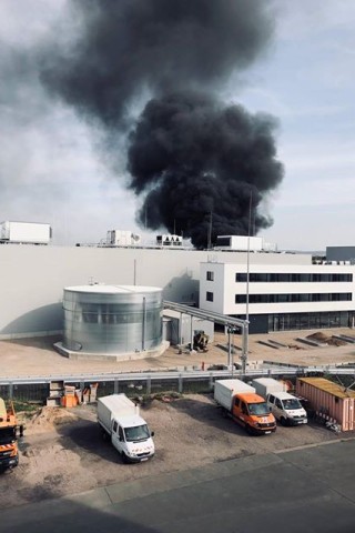 Auf dem Gelände einer Autoverwertung im Erfurter Norden ist am Montag (17.09.2018) ein Feuer ausgebrochen. Eine große Rauchsäule war weithin zu sehen.