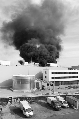 Auf dem Gelände einer Autoverwertung im Erfurter Norden ist am Montag (17.09.2018) ein Feuer ausgebrochen. Eine große Rauchsäule war weithin zu sehen.