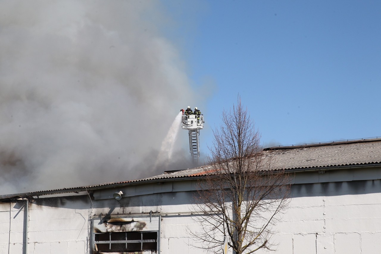 Die Feuerwehr versucht, den Brand aus der Luft zu löschen.