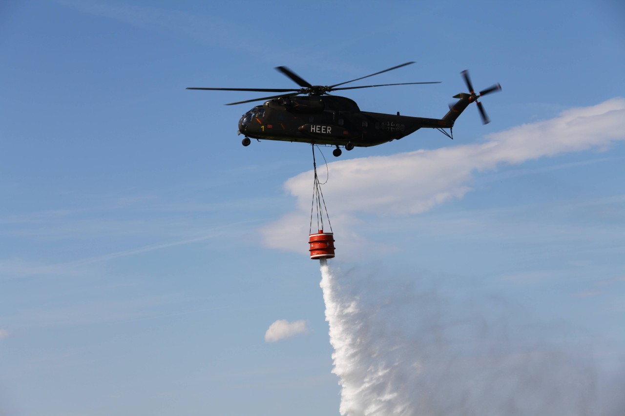 Ein Hubschrauber der Bundeswehr soll dabei helfen, dass Großfeuer bei Saaldorf in Thüringen zu löschen. (Archivfoto)