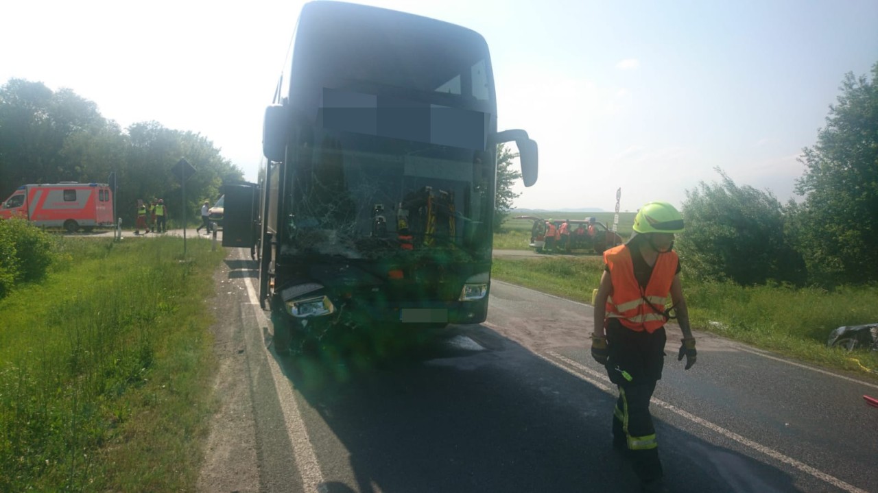 Bei dem Unfall nahe Arnstadt wurden zwei Menschen schwer und 18 leicht verletzt.