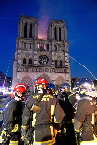 Etwa 400 Feuerwehrleute waren an der brennenden Kathedrale Notre-Dame im Einsatz.