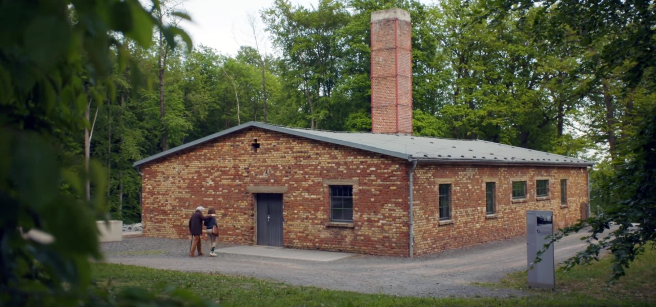 Colette besucht das Krematorium im ehemaligen KZ Mittelbau-Dora in Nordhausen.