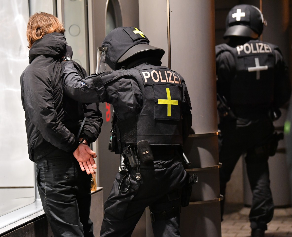 Polizisten haben in der Erfurter Innenstadt einem Mann Handfesseln angelegt.