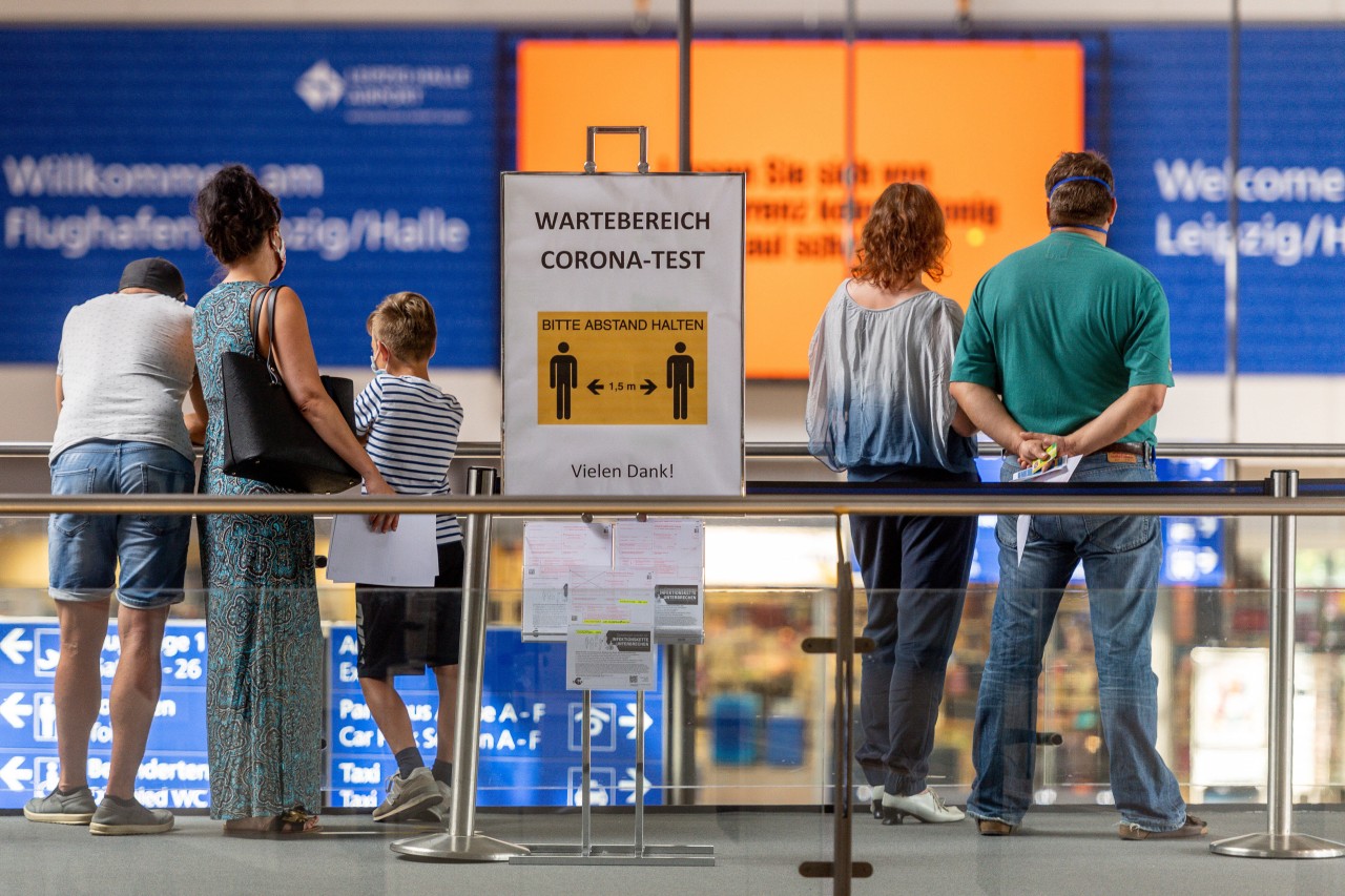 Reiserückkehrer aus internationalen Risikogebieten müssen sich digital vor ihrer Einreise anmelden – und entweder maximal 48 Stunden vor oder unmittelbar nach der Landung einen Corona-Test machen. (Archivbild)
