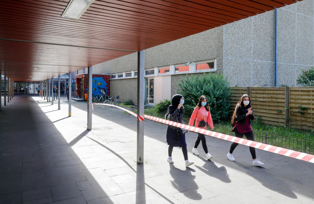 Gymnasiasten aus Eisenach sind mit einem Antrag zur Aufhebung der Maskenpflicht in Schulen außerhalb des Unterrichts auch vor dem Thüringer Oberverwaltungsgericht (OVG) gescheitert. (Symbolbild)