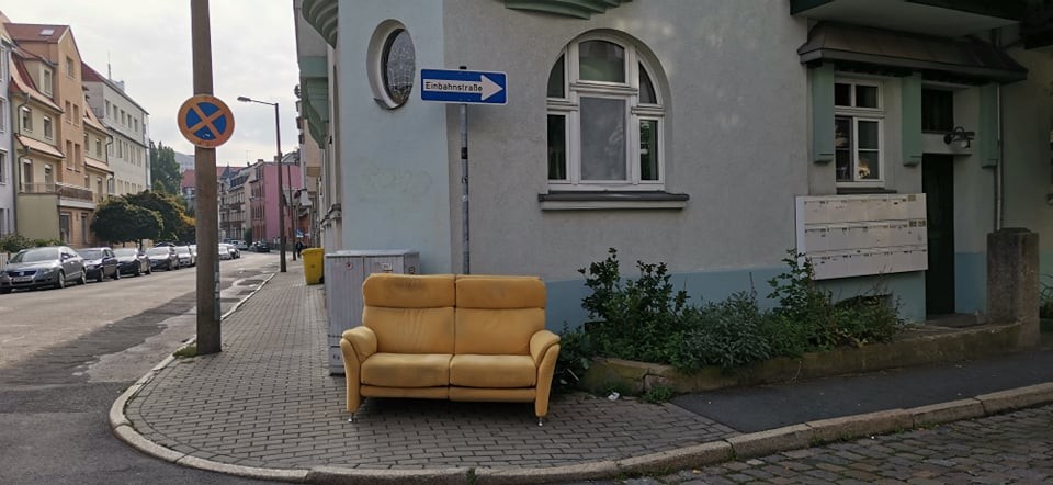 Jena: Am Montag standen die Möbelstücke immer noch auf der Straße. 