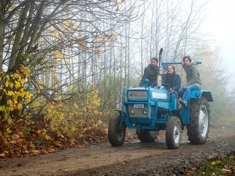 Halupczok nimmt die Ermittler auf dem Traktor mit zu seinem Hof.