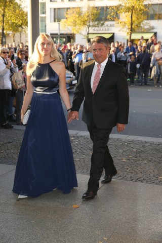 Sigmar Gabriel kommt mit Ehefrau Anke.
