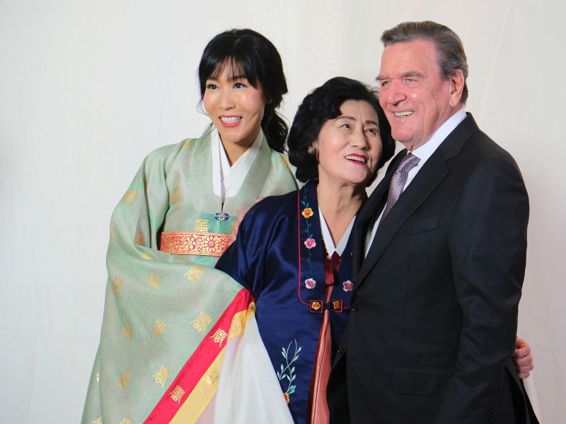 Schröder mit seiner Ehefrau und deren Mutter.