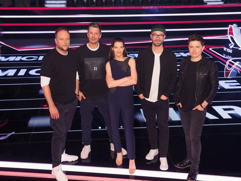 Das sind die Coaches der achten Staffel von „The Voice of Germany“ (v.l.n.r.): Smudo, Michi Beck, Yvonne Catterfeld, Mark Forster und Michael Patrick „Paddy“ Kelly. Jeder möchte gewinnen – doch wer wird am Ende mit seinem Talent überzeugen? Wir stellen sie vor.